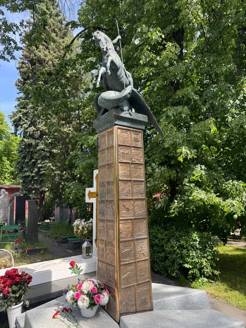 🤓Памятник на могиле Лужкова состоит из плиток с архитектурными объектами