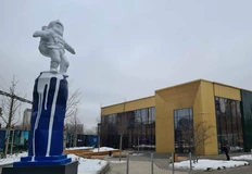 🤓Космонавт в присяде, снизу стекает что-то белое. MR пытается в современное искусство…