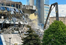 🤓А вот вам и снос части моста Багратион в Сити. Который когда-то было новостройкой Москвы, а сейчас — старье лужковской эпохи.