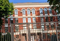 🤓Бдительные жители Сокола сообщают. На здании школы №1384 имени Леманского вчера уничтожили историческую лепнину – картуш