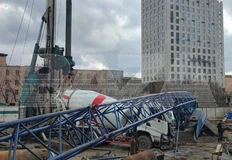 🤓У Кроста на Выборгской кран упал около детской площадки новостройки