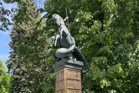 🤓Памятник на могиле Лужкова состоит из плиток с архитектурными объектами