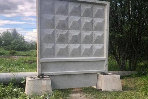 😂А вот воскресный прикол из Наро-Фоминска. Коммунальные службы перекрывают хаотично протоптанные населением тропы через железнодорожные пути